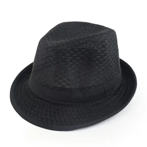 Nahaufnahme der schwarzen atmungsaktiven Mesh-Fedora mit einem stilvollem Hutband