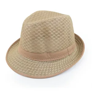 Detailansicht des atmungsaktiven Mesh-Gewebes dieses stilvollen khakifarbenen Fedora-Hutes
