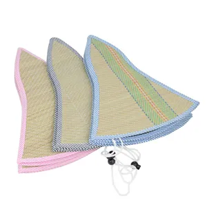 Dettaglio di cappelli di paglia pieghevoli con bordi a righe e cordino regolabile