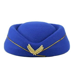 Vue détaillée d'un chapeau d'hôtesse de l'air bleu avec emblème de feuille dorée