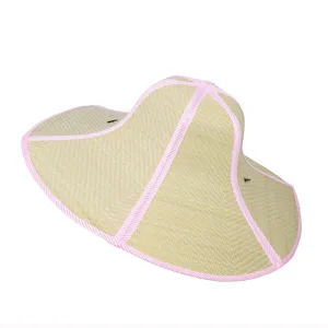 Dettaglio di un cappello di paglia pieghevole a tesa larga con bordo a righe rosa.
