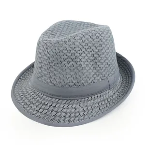Detailansicht eines atmungsaktiven grauen Mesh-Trilby-Hutes mit offenem Gewebe