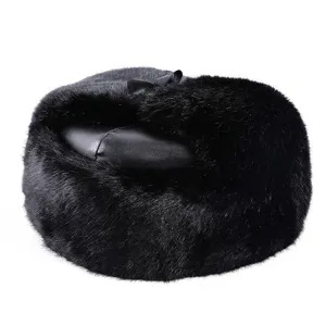 Vista detallada de gorro de invierno en piel sintética negra con detalle de lazo