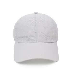 Vista frontal de una gorra de béisbol de malla gris claro transpirable para deporte