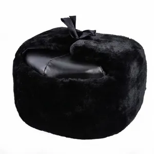 Detalle de gorro ruso de piel sintética negra con parte superior de cuero y lazo