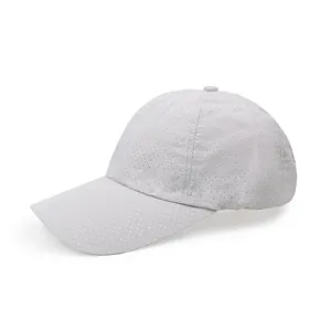 Detalle del tejido de malla transpirable de una gorra de béisbol gris claro.