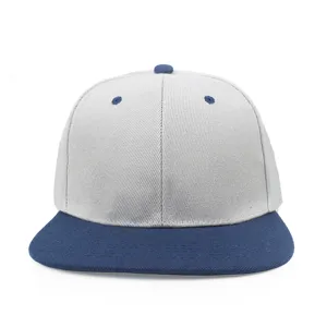 Vista frontal detallada de una gorra hip hop de visera plana bicolor en gris y azul