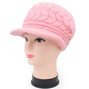 Detailansicht der pinkfarbenen Strickmütze mit Schirm auf einem Schaufensterpuppenkopf