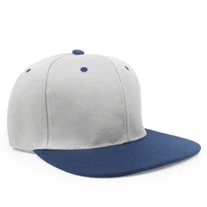 Detalle de una gorra de béisbol hip-hop bicolor gris y azul con visera plana y textura de tela