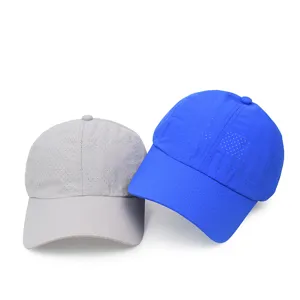 Dos gorras de béisbol de malla transpirable y secado rápido en gris y azul para protegerse del sol.