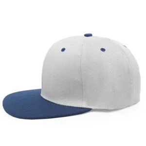 Primer plano de una gorra snapback bicolor en tejido gris claro y azul marino oscuro.