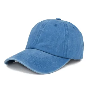 Nahaufnahme einer klassischen, blau gewaschenen Denim-Baseballkappe im Vintage-Stil