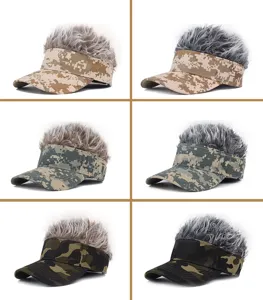 Stiloso cappellino mimetico con capelli finti, divertente cappello parrucca sport.