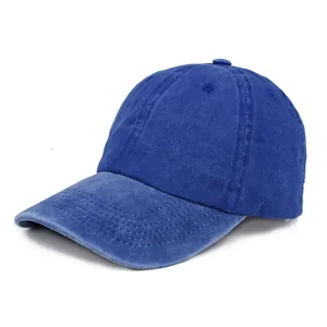 Detailansicht einer verwaschenen Denim-Baseballkappe in Blau mit Vintage-Effekt
