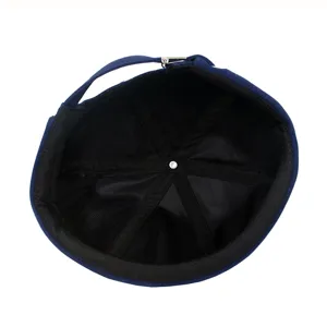 Innenansicht einer marineblauen mützenlosen Miki-Mütze mit schwarzem Futter und Band