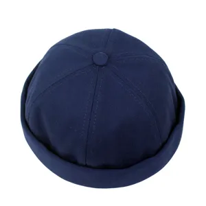 Draufsicht auf eine marineblaue dockermütze mit hochwertigen Nähten und Stoffdetails
