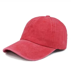 Seitenansicht einer vintage gewaschenen roten Denim-Baseballkappe mit Distressed-Struktur.