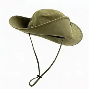 Detailansicht eines vintage grünen Cowboyhutes mit verstellbarem Kinnriemen