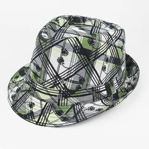 Detailansicht eines grün karierten Fedora-Hutes mit Rosengraffiti und Streetstyle-Look