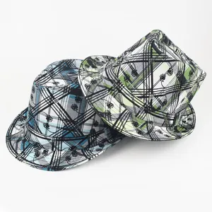 Stilvolles Set aus karierten Fedora-Hüten mit Hip-Hop-Graffiti-Muster in Blau und Grün.