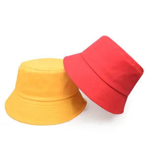 Detailansicht von gelben und roten Baumwoll-Fischerhüten in schlichtem Design