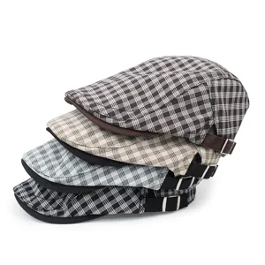 Set di quattro cappelli piatti scozzesi retrò britannici con fibbie regolabili in colori
