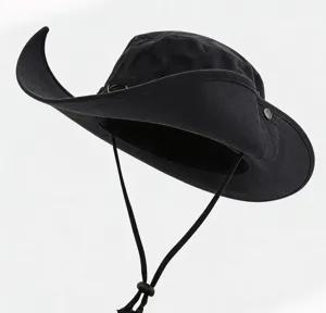 Detaillierte Seitenansicht eines schwarzen Western-Cowboyhuts mit verstellbarem Kinnriemen