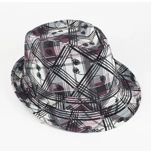 Detailansicht eines Vintage-Plaid-Fedora-Hutes mit eleganten Rosenblütendrucken.