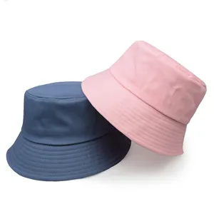 Detailaufnahme klassischer einfarbiger Fischerhüte aus Baumwolle in Blau und Rosa