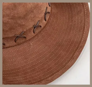 Makroansicht der Nähte und Schnürungen an einem braunen Vintage-Western-Cowboyhut