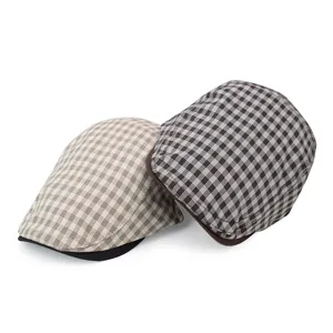 Set di due coppole vintage eleganti a quadri nei colori beige e marrone scuro classico.