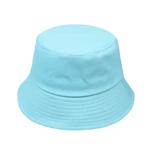 Nahaufnahme eines hellblauen einfarbigen Fischerhuts für Sonnenschutz und Outdoor-Aktivitäten.