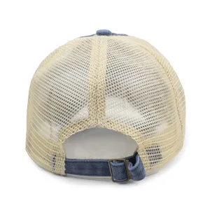 Detailansicht der hinteren verstellbaren Mesh-Baseballkappe mit Jeans-Riemen und Metallschnalle.