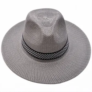 Vue détaillée du tissage de paille gris et du ruban à motifs de ce chapeau de soleil homme.