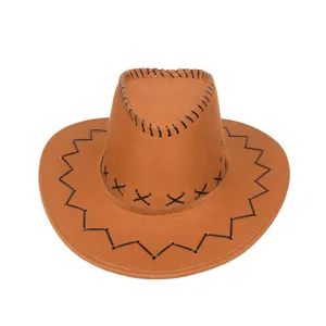 Dettaglio di un cappello da cowboy marrone con lacci neri decorativi a croce