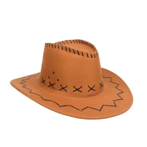 Dettaglio di un cappello da cowboy marrone con cuciture decorative nere a contrasto.