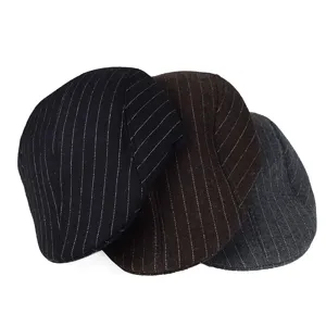 Nahaufnahme von Vintage-Schiebermützen aus Wollmischung mit Nadelstreifen in Schwarz und Braun