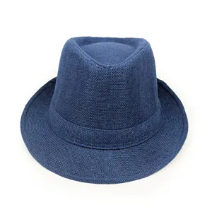 Eine Detailansicht eines marineblauen Strohhutes in Fedora-Form mit stilvoller Krempe