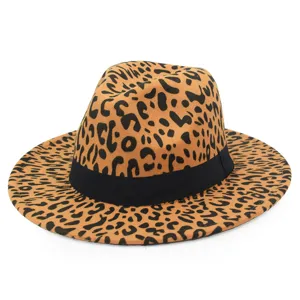 Gros plan sur le motif léopard et le ruban noir d'un chapeau de jazz en fausse laine