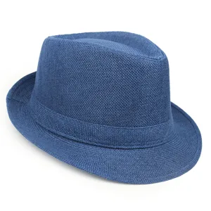 Makroansicht eines marineblauen Leinen-Jazzhutes mit klassisch gerollter Krempe
