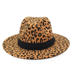 Gros plan d'un chapeau de jazz élégant à motif léopard avec un ruban noir décoratif