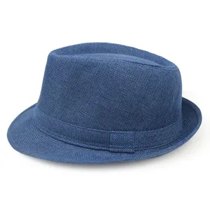 Detailansicht der blauen atmungsaktiven Leinenwebung an diesem stilvollen Sommerhut