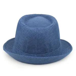 Detailansicht der gewebten Textur eines blauen Leinen-Trilby-Hutes mit Rollrand.