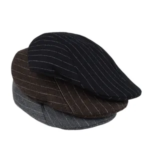 Detailansicht von drei gestreiften Woll-Schirmmützen für Herren in Schwarz, Braun und Grau