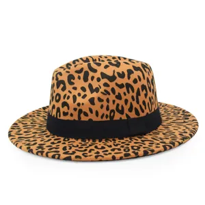 Vue macro détaillée du chapeau fedora élégant avec imprimé léopard et ruban noir classique