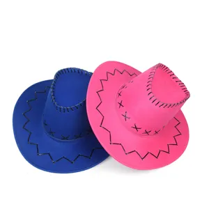 Dettaglio dei cappelli da cowboy western blu e rosa con cuciture nere decorative sui bordi