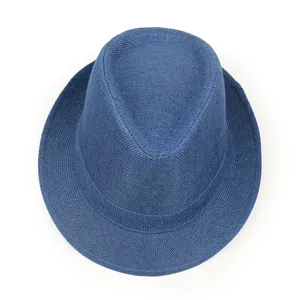 Detailansicht eines blauen Leinen-Strohhuts im Fedora-Stil mit Rollkante und Webstruktur.