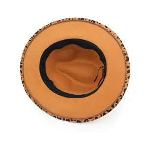 Vue intérieure détaillée d'un chapeau fedora en feutre de laine camel avec bord imprimé léopard