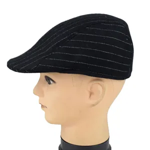 Klassische schwarz gestreifte Winterbaskenmütze für Herren aus dickem Wollstoff.