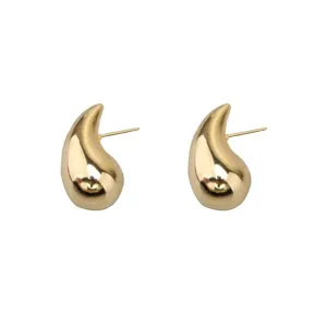 Élégantes boucles d'oreilles goutte d'eau minimalistes dorées avec finition polie miroir